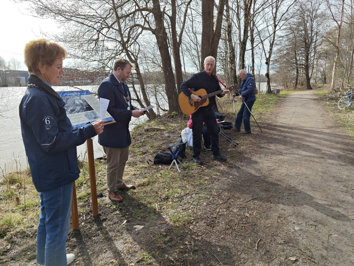 Avduking av Rotary-skilt Liseby Bruk.